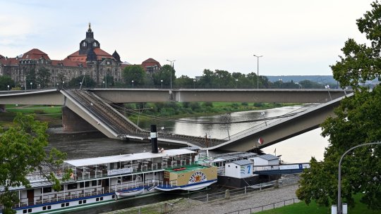 GERMANIA: Un pod din oraşul Dresda, prăbuşit parţial în râul Elba | FOTO