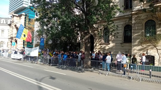 Protest în fața Ministerului Muncii. Sute de persoane demonstrează pe fondul nemulțumirilor legate de Legea pensiilor