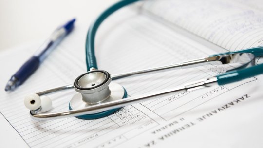 SIBIU: Doctoriţă de la Spitalul CF, fost manager, reţinută pentru luare de mită