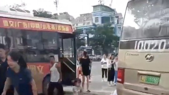 CHINA: Un grup de elevi, lovit de un autobuz la poarta școlii. 5 copii și 6 adulți au murit
