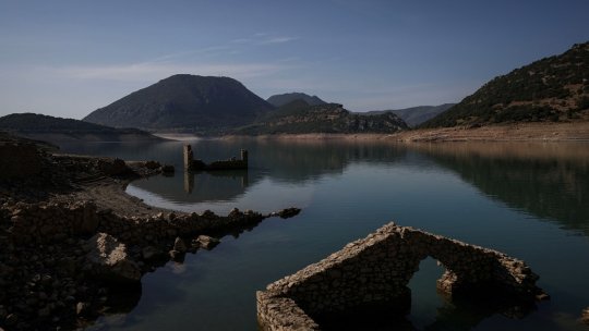GRECIA: Un sat scufundat iese la iveală după 45 de ani, din cauza secetei | FOTO
