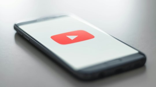 YouTube va limita accesul adolescenților din Europa la un anumit tip de videoclipuri