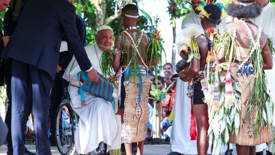 Papa Francisc a dus jucării și medicamente în junglele îndepărtate din Papua Noua Guinee | FOTO