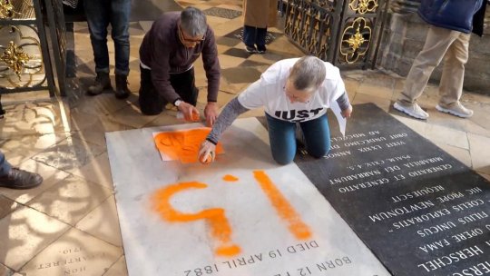 LONDRA: Mormântul naturalistului Charles Darwin, vandalizat de activiști de mediu