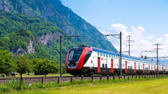 Un bărbat din Germania a supraviețuit după ce a călătorit agățat de un tren care circula cu peste 280 km/h