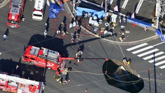 JAPONIA: Un camion a căzut într-o groapă imensă apărută într-o intersecţie | FOTO