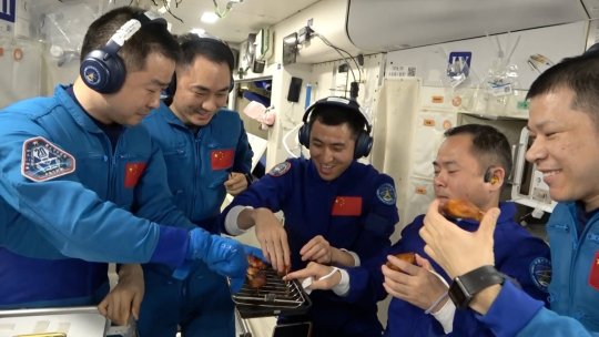 Premieră pentru astronauți: Fripturi și aripioare de pui, gătite la bordul staţiei spaţiale chineze | FOTO