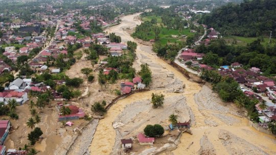 Bilanțul inundațiilor și alunecărilor de teren din Indonezia a urcat la peste 400 de decese