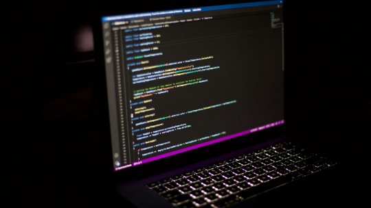 Raport: Numărul fraudelor digitale avansate a crescut cu 180%, în 2025, în contextul dezvoltării inteligenței artificiale