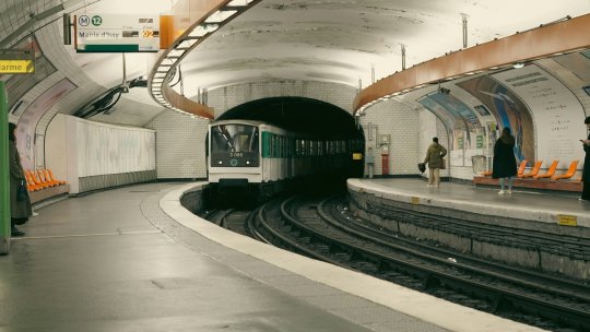 Franța: Trei femei au fost rănite de un bărbat cu un cuțit în metroul din Paris