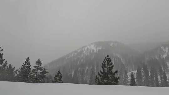 Cod roşu de vânt la Bâlea Lac. Câțiva turiști, blocați în cabane după ce telecabina a fost oprită