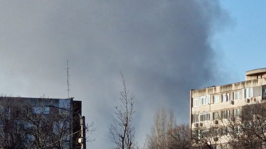 Ministerul Mediului: Norul de fum cauzat de incendiul din Sectorul 6 este estimat să se deplaseze către Est-Sud-Est