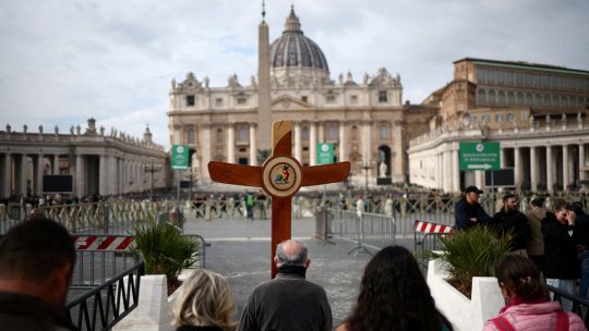 Rugăciuni din Rozariu, recitate pentru Papa Francisc în Piaţa Sf. Petru