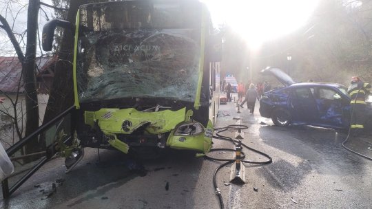 PRAHOVA: Accident între un autoturism și un autobuz cu 15 persoane, în Sinaia. Mașina a luat foc | FOTO