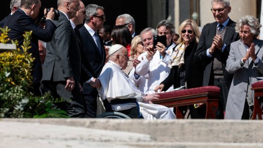 Papa Francisc, apariție surpriză în Piaţa Sfântul Petru, pentru prima dată după externarea sa | FOTO
