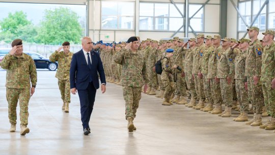 Președintele interimar Ilie Bolojan, întâlnire cu militarii români aflaţi în misiune în Bosnia şi Herţegovina | FOTO