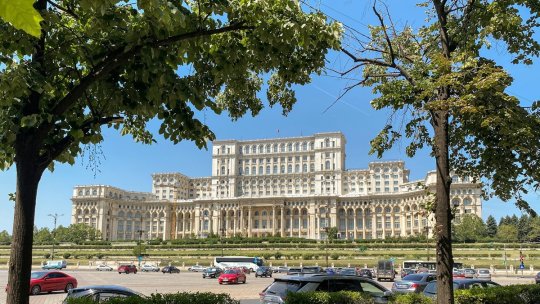 BUCUREȘTI: Palatul Parlamentului, iluminat în culorile drapelului României, pe 26 iunie