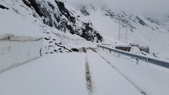 A nins pe Transfăgărășan. Strat de zăpadă în zona alpină din Munții Făgăraș | FOTO