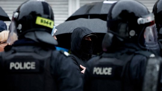Irlanda de Nord: Poliția, atacată pentru a cincea noapte consecutiv, după violul de care sunt acuzați doi români