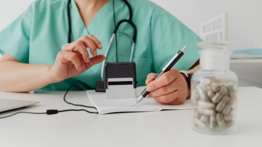 Patru medici de familie din județul Dolj, reținuți după ce și-ar fi decontat 14.500 de ore de gardă în ultimii 5 ani