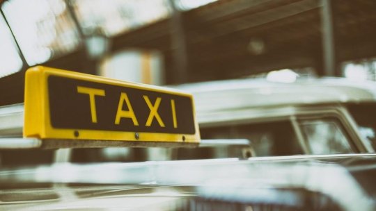 Amendă de 500 de lei pentru un taximetrist care a refuzat o cursă de la Aeroportul Otopeni. I-a fost reținut atestatul