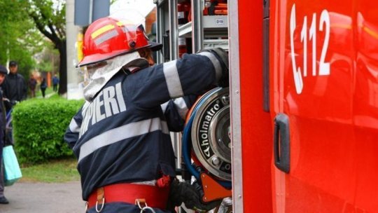 PRAHOVA: Incendiu de vegetaţie puternic pe aproximativ 30 de hectare, în comuna Bucov