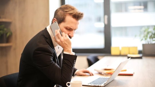 Tot mai multe încercări de fraudă prin telefon. Expert: Trebuie să realizăm că este posibil ca cineva să te sune din partea unei autorităţi, dar să nu fie legitim