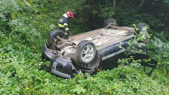 Un autoturism a căzut într-o râpă, la Bistrița Bârgăului