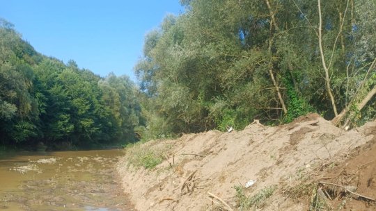 MARAMUREȘ: Albia râului Lăpuş, decomaltată pentru a preîntâmpina eventuale inundații