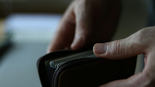 Studiu: Românii cheltuie mai precaut. „Consumul prudent devine noua normalitate”