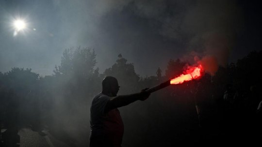 Protestele sindicale din Franța au degenerat în violențe: Ciocniri între manifestanți și poliție la Paris