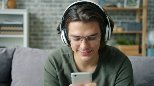 Eurostat: Vârsta medie la care tinerii din UE s-au mutat din casa părinților, în ușoară scădere