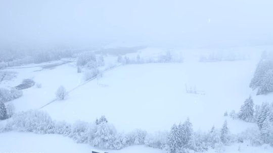 Avertizări de precipitații și vânt, până sâmbătă seară, în mai multe zone ale țării
