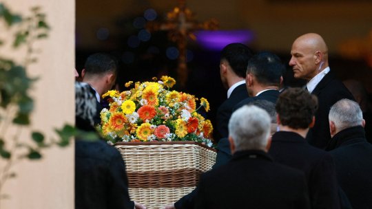 Brigitte Bardot a fost înmormântată într-o ceremonie la care au cântat Mireille Mathieu și Gipsy Kings