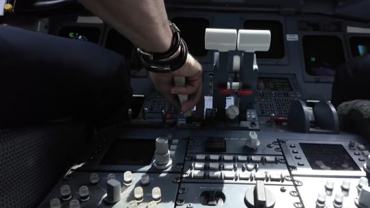 De la inginerie textilă, la erou în cabina de zbor: Un pilot indian, elogiat după incidentul de la bordul unui avion Flydubai