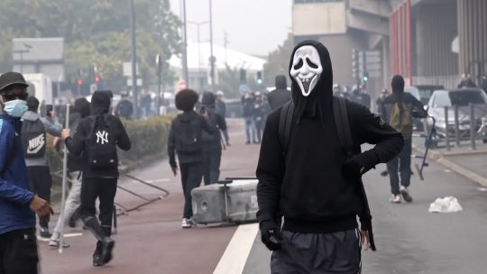 Protestele violente ale elevilor francezi escaladează: Un director de liceu, stropit cu benzină
