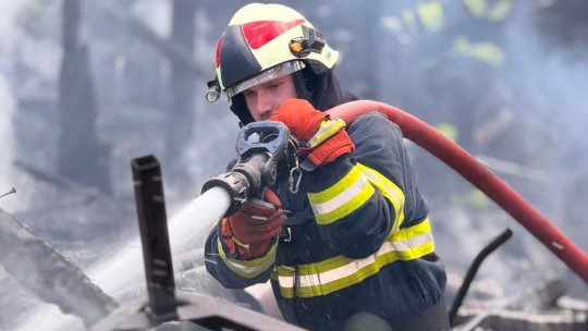 VÂLCEA: Zeci de pompieri intervin la un incendiu izbucnit într-o fostă unitate militară