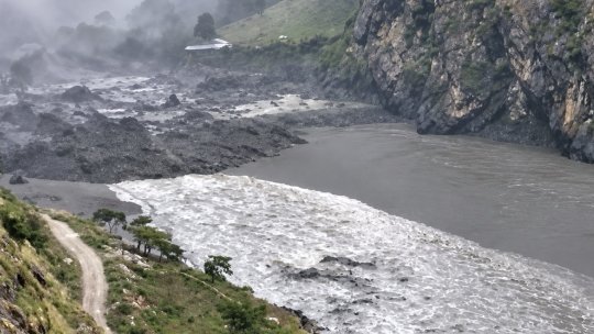 Clădiri luate de ape în urma unor noi viituri, în centrul Nepalului | VIDEO