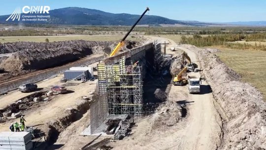 CNIR: Peste 300 de muncitori și aproape 250 de utilaje, pe șantierul lotului Joseni–Ditrău al A8