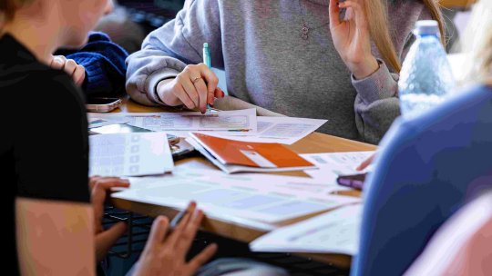 Caravana de Educaţie Financiară va ajunge în București și în alte 27 de orașe