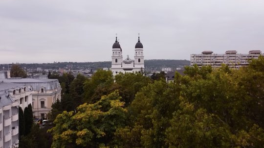 IAȘI: 4 persoane, amendate după ce au încercat să sară rândul la pelerinajul de la Mitropolie