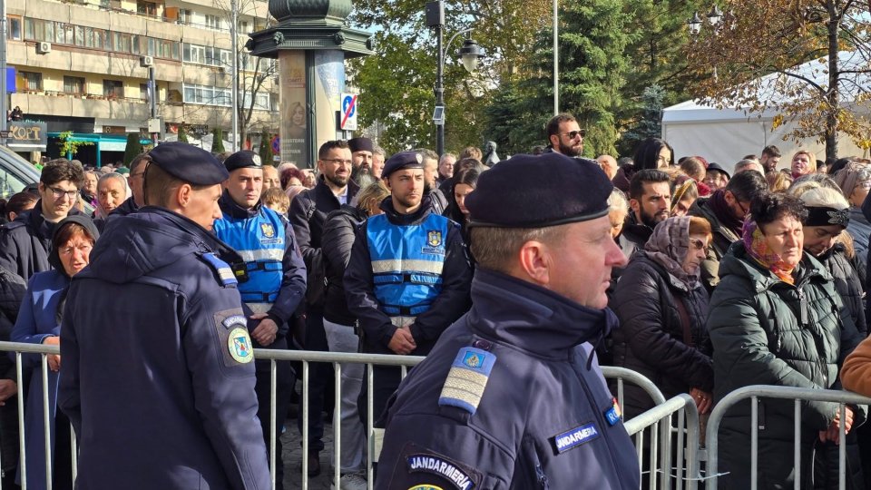 Nou incident la pelerinajul de la Iași: Doi bărbați, imobilizați de jandarmi după ce au forțat gardurile