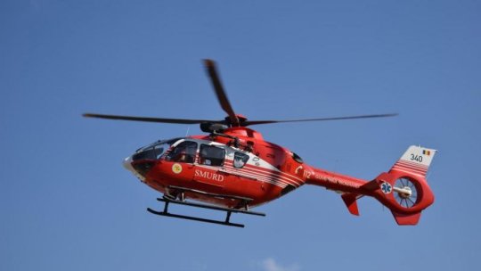 SIBIU: Adolescent de 16 ani transportat cu elicopterul la Târgu Mureş după ce și-a prins mâna într-o balotieră
