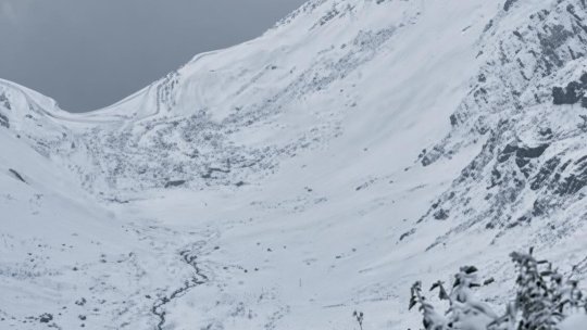Ninge pe Transfăgărășan: Drumarii intervin și avertizează șoferii să fie pregătiți pentru iarnă