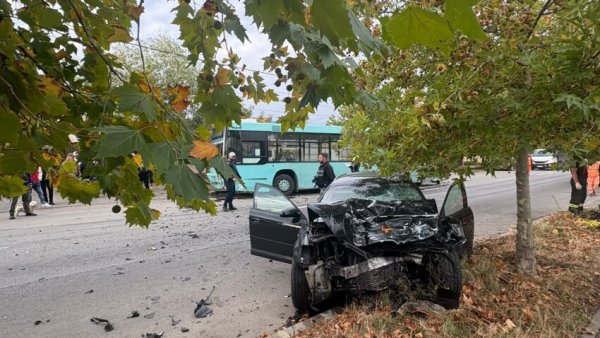 CRAIOVA: Un mort și 10 răniți, după coliziunea dintre un autoturism și un autobuz