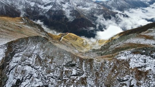 Trafic rutier în condiții de iarnă, pe Transfăgărăşan și Transalpina