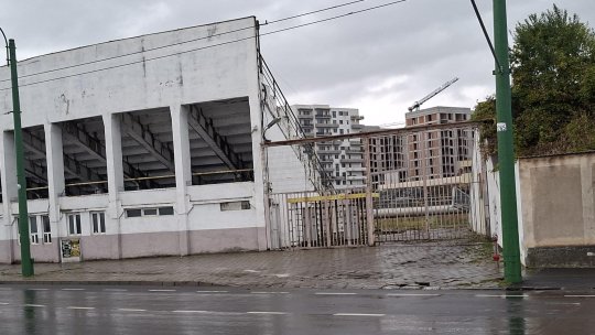 BRAȘOV: A început demolarea Stadionului Tineretului