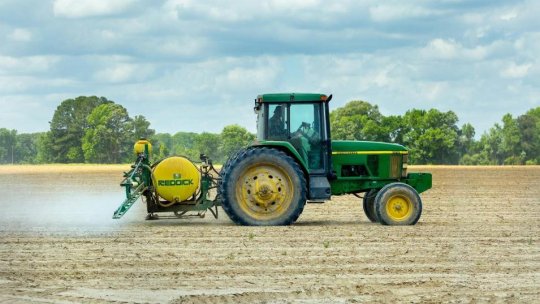 MEHEDINȚI: Un bărbat a murit după ce a fost prins sub tractor, la Valea Ursului