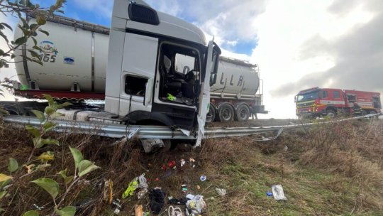 VASLUI: Șofer încarcerat după răsturnarea unei autocisterne cu vin pe DE 581