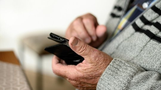 Zeci de bătrâni, păcăliți de operatoare ale unui call center fraudulos să cumpere suplimente neautorizate